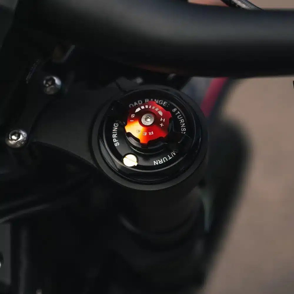 Detailfoto der Gabelverstellung an der Talaria Sting MX5 Pro