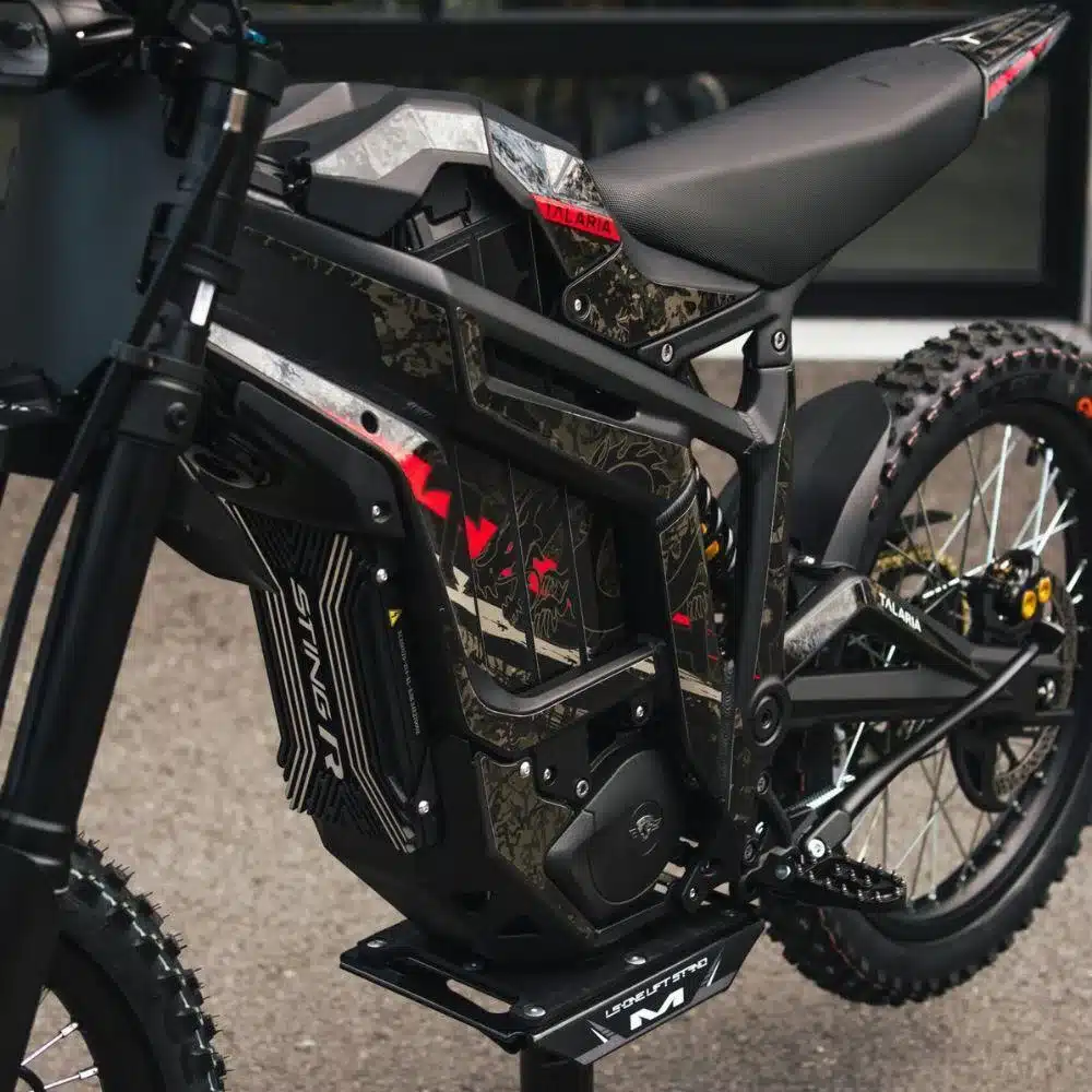 Nahaufnahme des Elektro-Offroad-Bikes Talaria Sting MX5 Pro mit zentralem IPM-Motor, Aluminiumrahmen und Offroad-Bereifung
