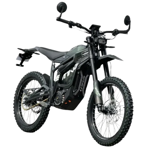 Elektrisches Dirtbike Talaria Sting R L1e in schwarzer Farbvariante, fotografiert schräg von vorne