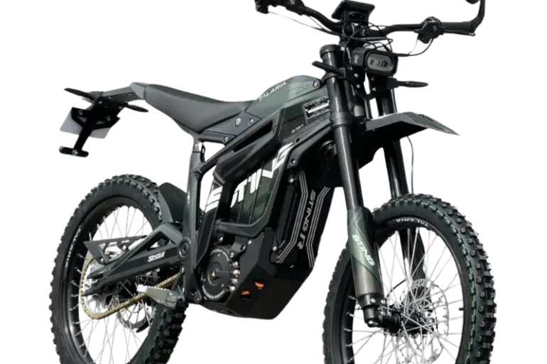 Elektrisches Dirtbike Talaria Sting R L1e in schwarzer Farbvariante, fotografiert schräg von vorne