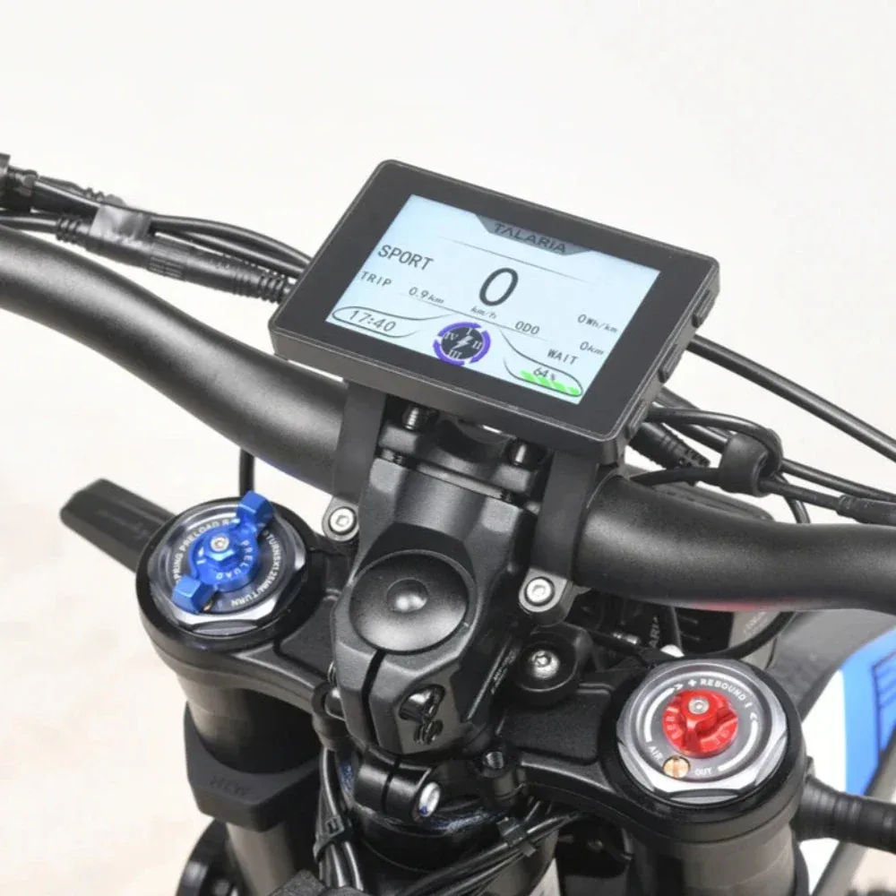 Lenker, Fahrwerkselemente und OLED-Display des elektrischen Dirtbikes Talaria Sting R L1e aus der Nähe.