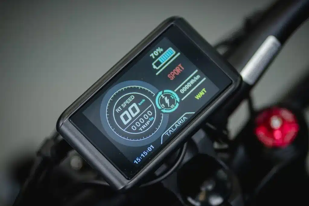 OLED-Display der Talaria Sting R L1e mit Geschwindigkeitsanzeige und Fahrmodi
