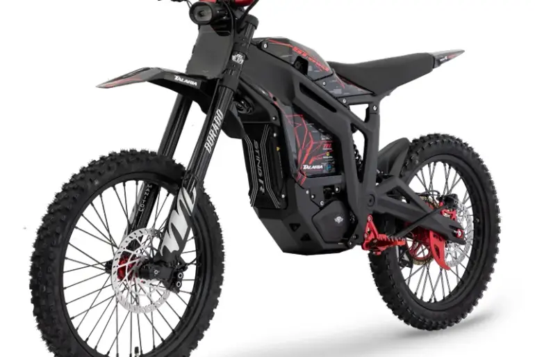 Talaria Sting R MX4 Expert Edition Elektro-Dirtbike in Seitenansicht mit robuster Offroad-Bereifung und sportlichem Design.