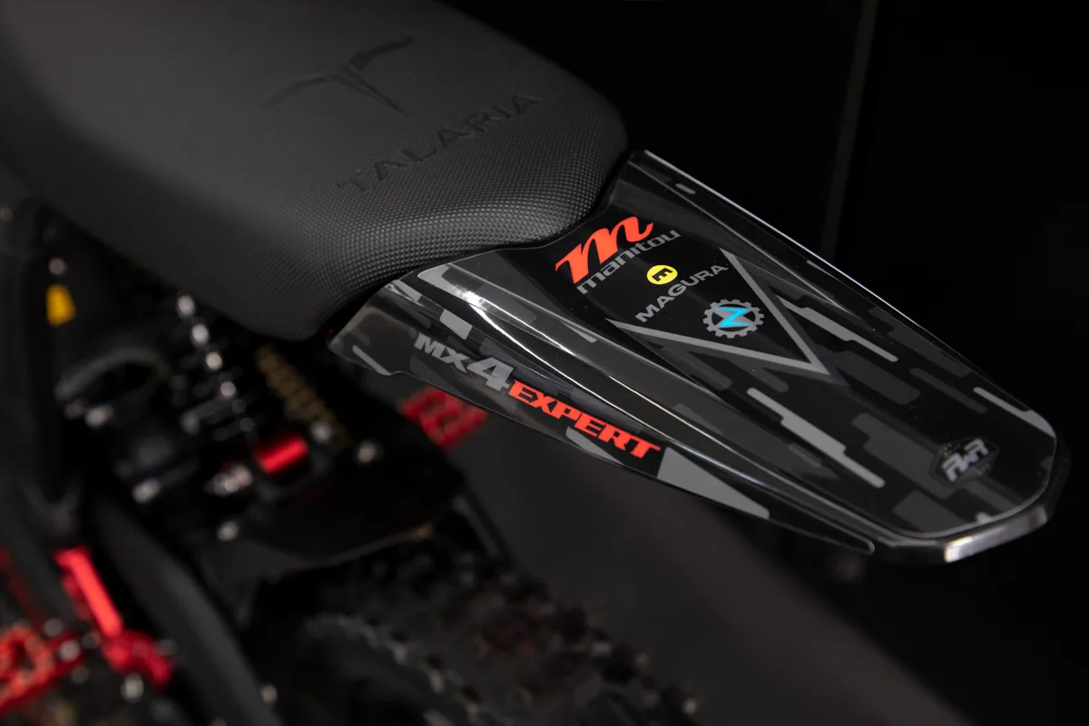 Detailfoto des Hecks und der Sitzbank der Talaria Sting R MX4 Expert Edition mit Modellbeschriftung.