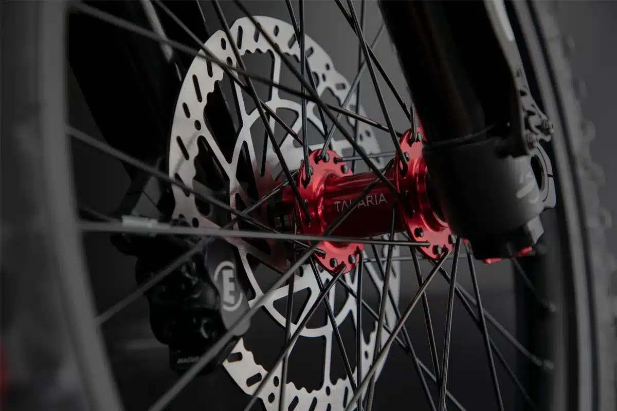 Nahaufnahme einer hochwertigen Scheibenbremse und Nabe am Offroad-Bike Talaria Sting R MX4 Expert Edition