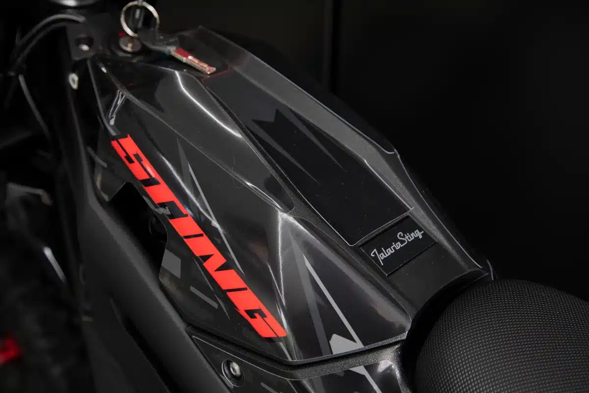 Detail des Rahmens und Sitzes der Talaria Sting R MX4 Expert Edition, Nahaufnahme mit Sting-Schriftzug.