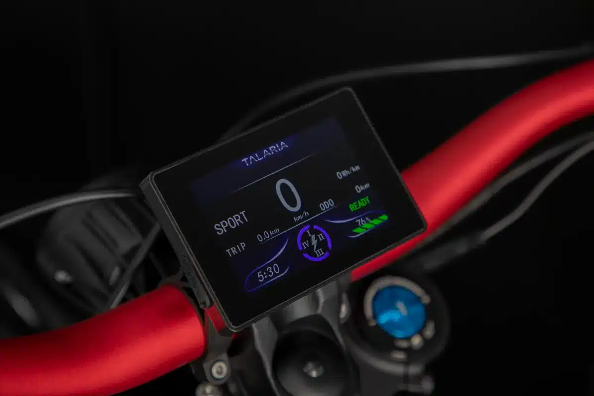 LCD-Tachodisplay der Talaria Sting R MX4 Expert Edition mit Fahrdaten