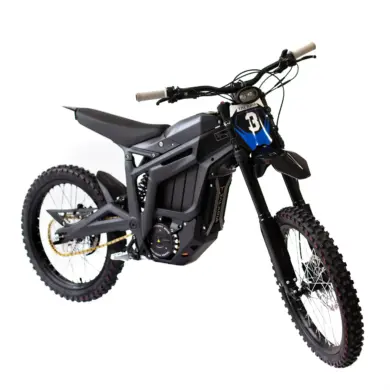 Talaria Sting R MX4: Elektro-Crossbike mit Offroad-Ausstattung und sportlicher Geometrie vor weißem Hintergrund