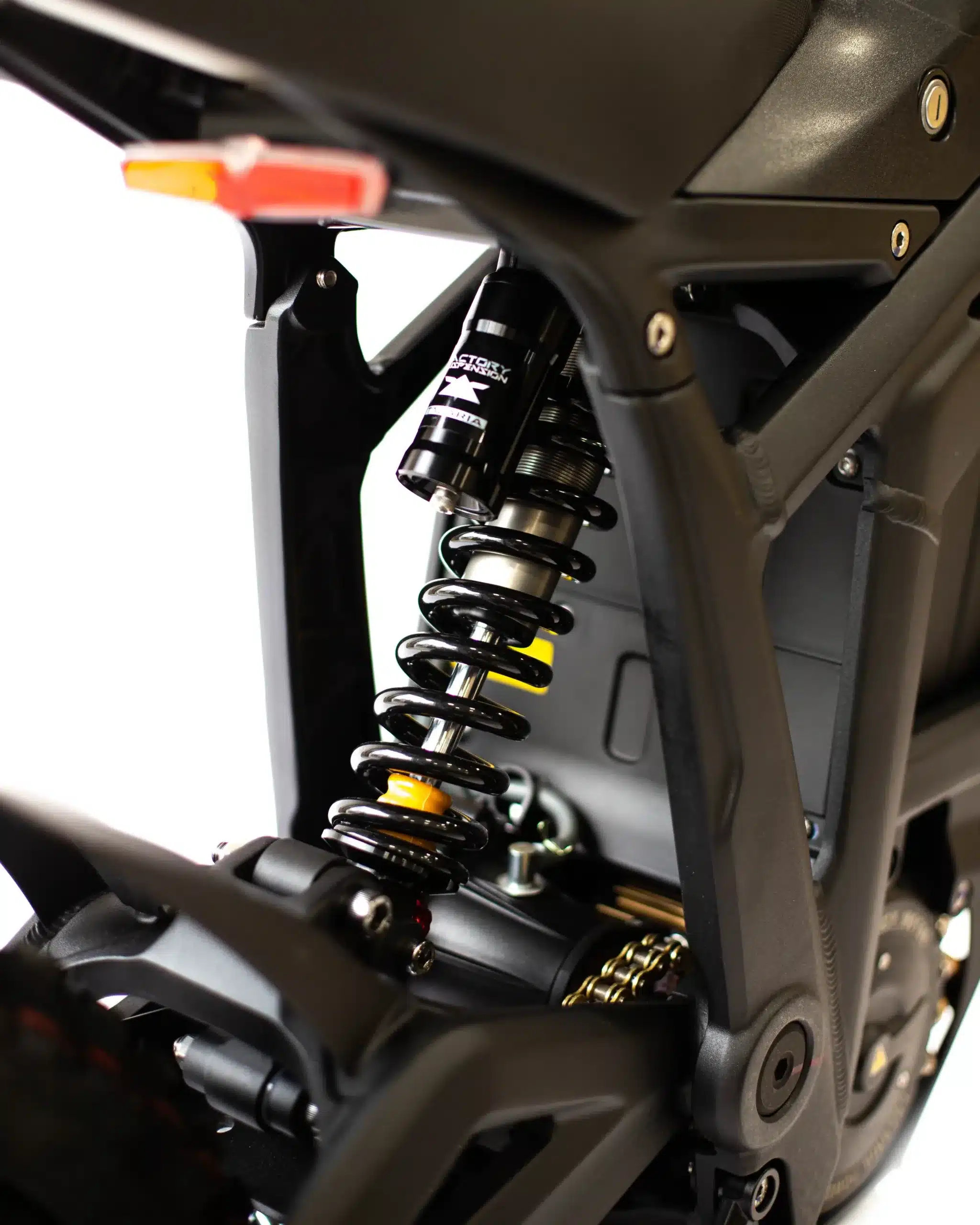 Detail des Federbeins und Antriebs der Talaria Sting R MX4 Offroad-E-Motorrad