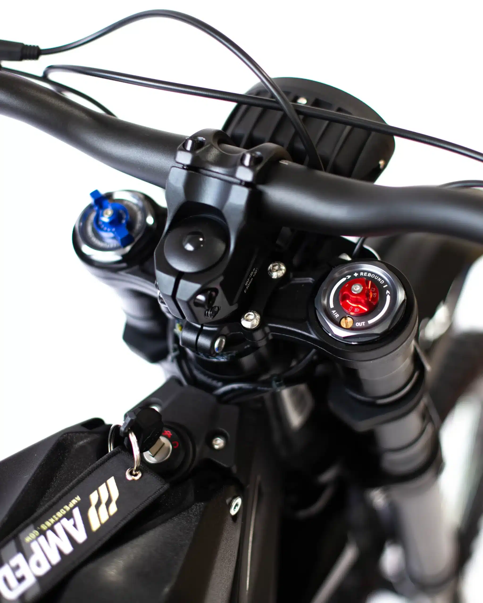 Detailaufnahme von Lenker, Schlüssel und Fahrwerks-Einstellern der Talaria Sting R MX4