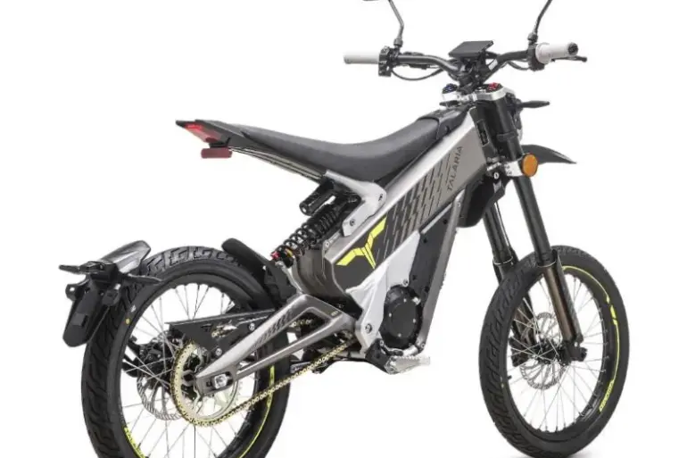 Elektrische Leichtenduro Talaria X3 L1E Road Legal, Seitenansicht im Studio