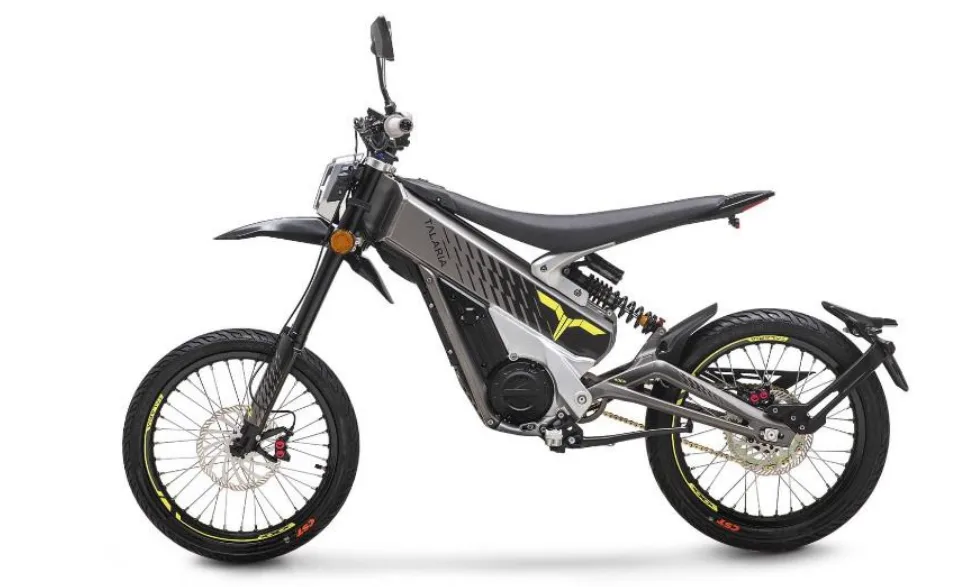 Seitenansicht der Talaria X3 L1E Road Legal, ein elektrisches Leichtenduro-Bike mit filigranem Rahmen und sportlichem Design.