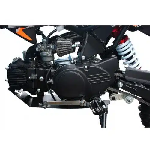 Motor, Luftfilter und Federbein der Tao Motor DB14 in Nahaufnahme, Fokus auf technische Komponenten