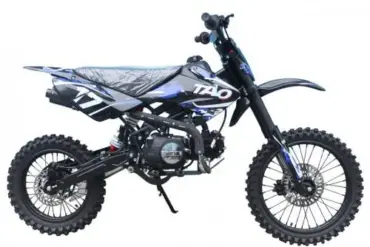 Seitenansicht der Tao Motor DB17, einem leichten Offroad-Motorrad mit grobstolligen Reifen und sportlichem Design.