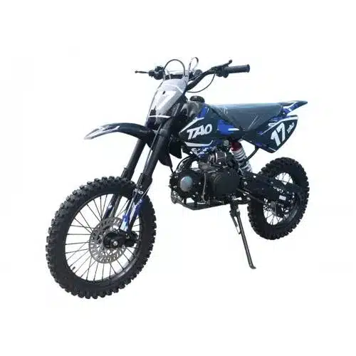 Tao Motor DB17 Offroad-Motorrad in schwarz-blauer Ausführung, Aufnahme schräg von vorne, mit Upside-down-Gabel, großen Stollenreifen und Seitensständer.
