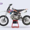 YCF Lite 150 L Pit Bike 2026 seitlich auf Montageständer, mit Offroad-Bereifung und Sportdekor
