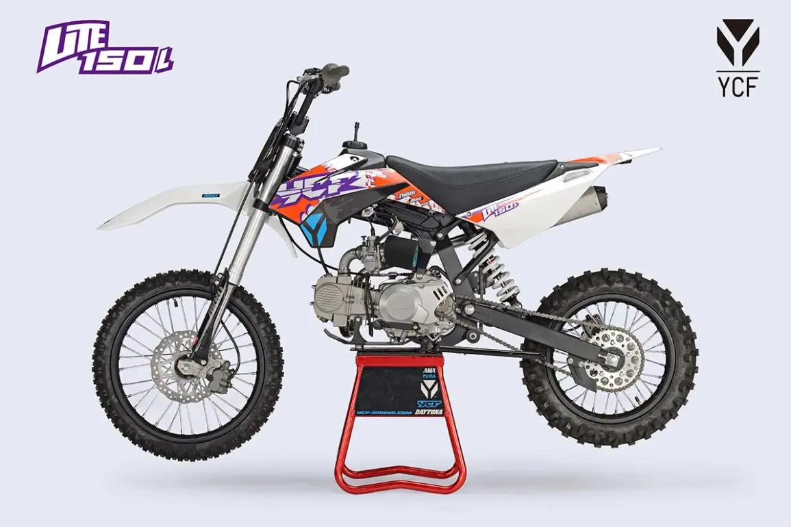 YCF Lite 150 L Pit Bike 2026 seitlich auf Montageständer, mit Offroad-Bereifung und Sportdekor