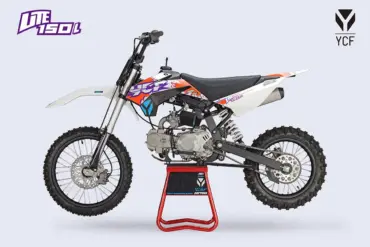 YCF Lite 150 L Pit Bike 2026 seitlich auf Montageständer, mit Offroad-Bereifung und Sportdekor