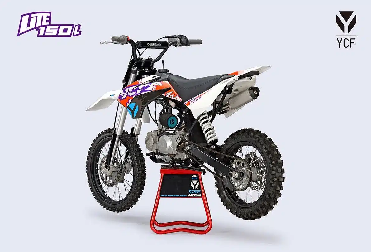 Das Pit Bike YCF Lite 150 L 2026 mit 150 cm³ Viertaktmotor, aufgebaut auf einem stabilen Ständer, geeignet für Einsteiger im Motocross und Enduro.