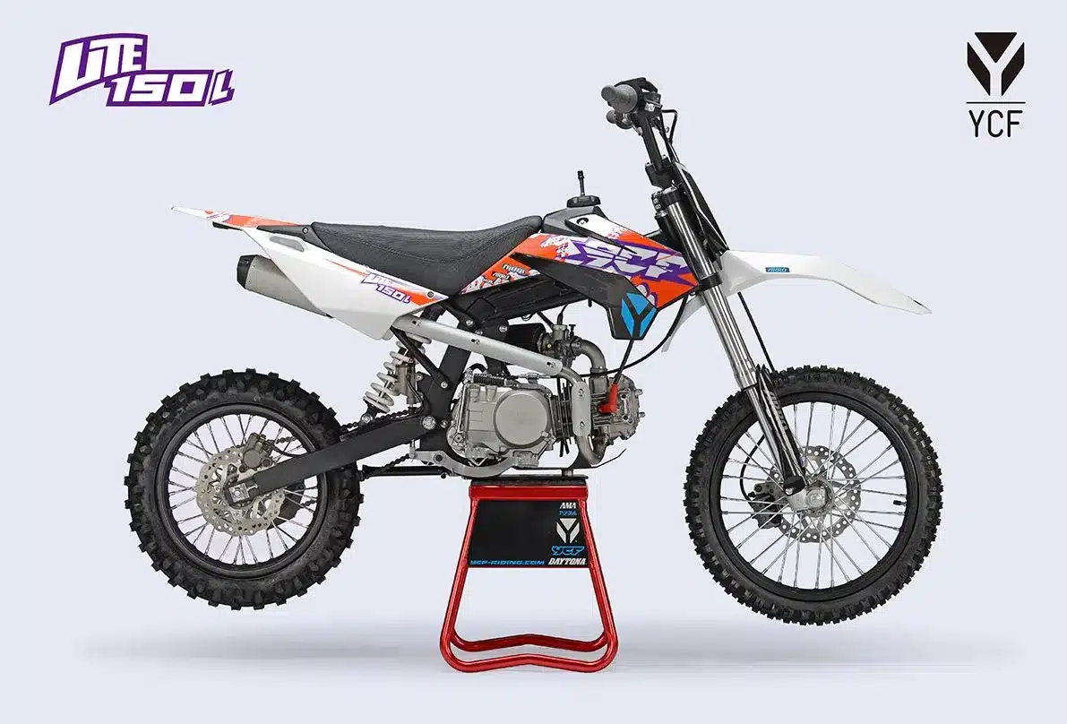 Seitliche Ansicht der YCF Lite 150 L 2026, ein kompaktes Offroad-Pit-Bike mit moderner Grafik und stabilem Fahrwerk.