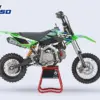 YCF Pilot 150 Offroad-Motorrad in Seitenansicht auf Montageständer, grün-schwarzes Design