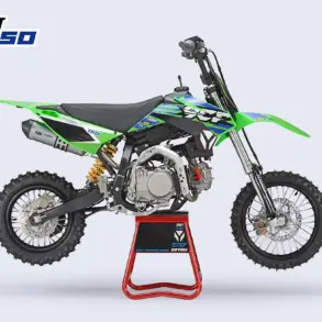 YCF Pilot 150 Offroad-Motorrad in Seitenansicht auf Montageständer, grün-schwarzes Design