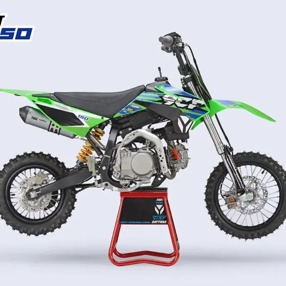 YCF Pilot 150 Offroad-Motorrad in Seitenansicht auf Montageständer, grün-schwarzes Design