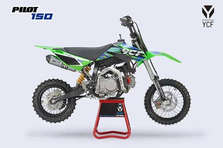 YCF Pilot 150 Offroad-Motorrad in Seitenansicht auf Montageständer, grün-schwarzes Design
