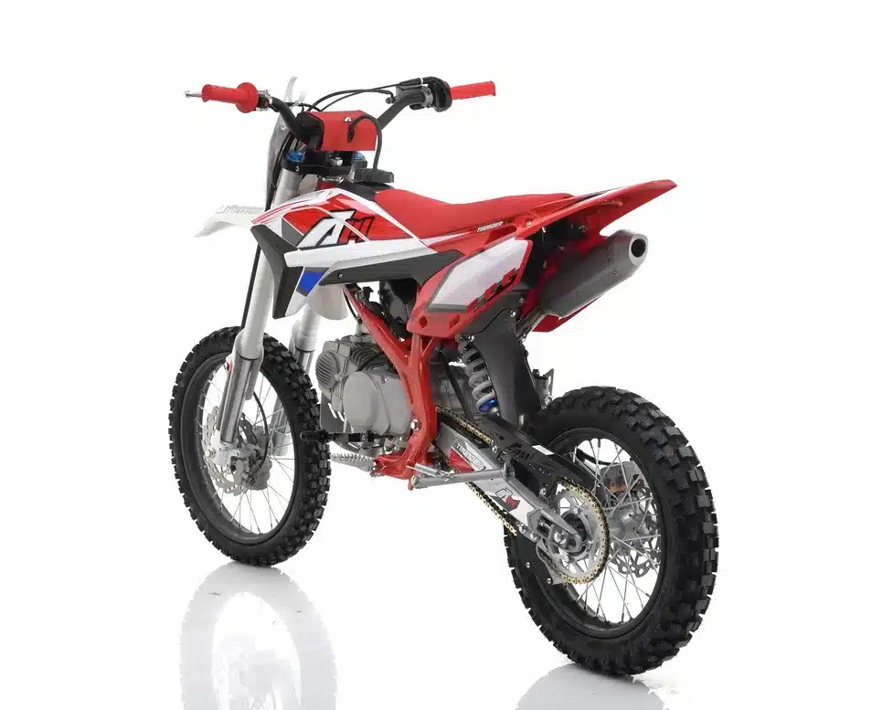 Apollo AM Thunder 140 Pitbike mit 17/14-Zoll-Bereifung, Doppelträger-Stahlrahmen und 140-ccm-Viertaktmotor, Ansicht von hinten schräg.