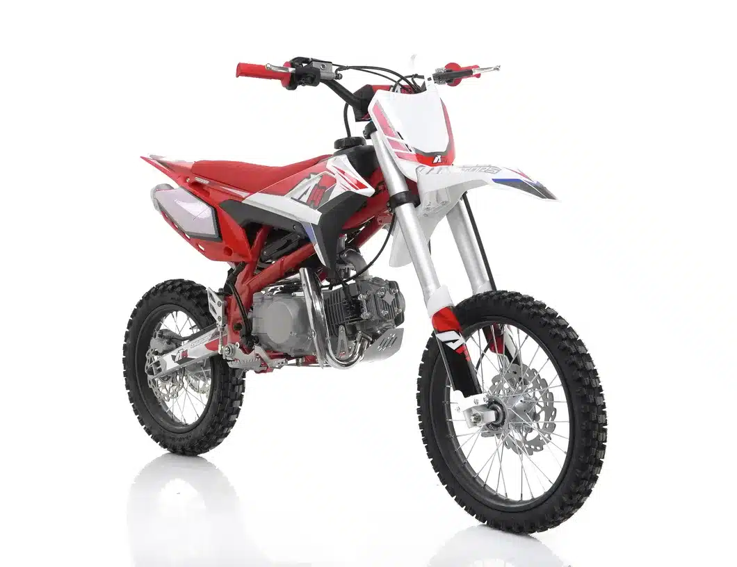 Die Apollo AM Thunder 140, ein kompakter Offroad-Motorrad mit 17/14-Zoll-Bereifung, steht auf weißem Hintergrund.
