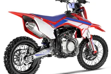 Apollo RXF Junior 110 Kinder-Motocross in rot-blau-weißer Optik, von schräg hinten fotografiert.