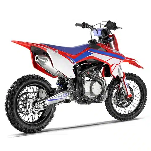 Apollo RXF Junior 110 Kinder-Motocross in rot-blau-weißer Optik, von schräg hinten fotografiert.