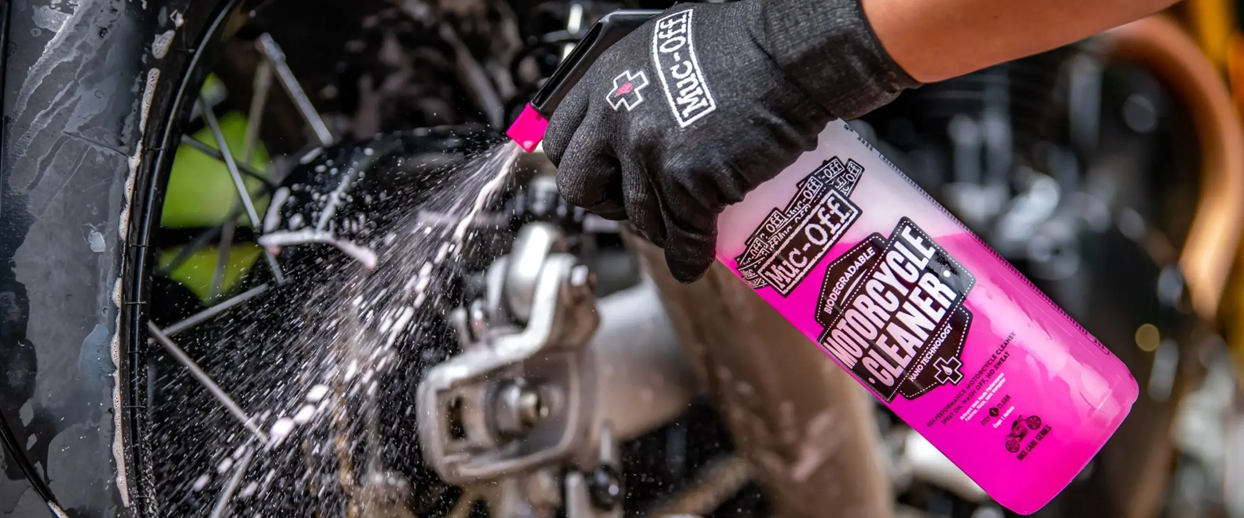 Motorrad wird mit Nano Tech Motorcycle Cleaner aus einer Sprühflasche gereinigt.
