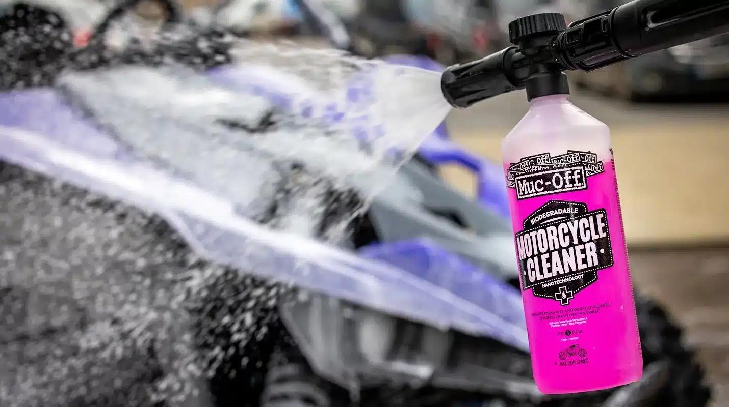 Muc-Off Motorcycle Cleaner Sprühflasche bei der Motorradwäsche, pinke Flüssigkeit