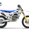 Motocross-Motorrad Husqvarna FC 250 2027 in Seitenansicht mit blauem Sitz und Premium Herstellergarantie-Emblem.
