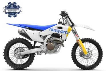 Motocross-Motorrad Husqvarna FC 250 2027 in Seitenansicht mit blauem Sitz und Premium Herstellergarantie-Emblem.