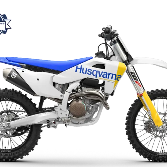 Motocross-Motorrad Husqvarna FC 250 2027 in Seitenansicht mit blauem Sitz und Premium Herstellergarantie-Emblem.
