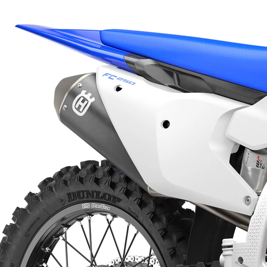 Nahaufnahme vom Hinterrad und Auspuff der Husqvarna FC 250 2027 mit blauem Sitzbank-Bezug