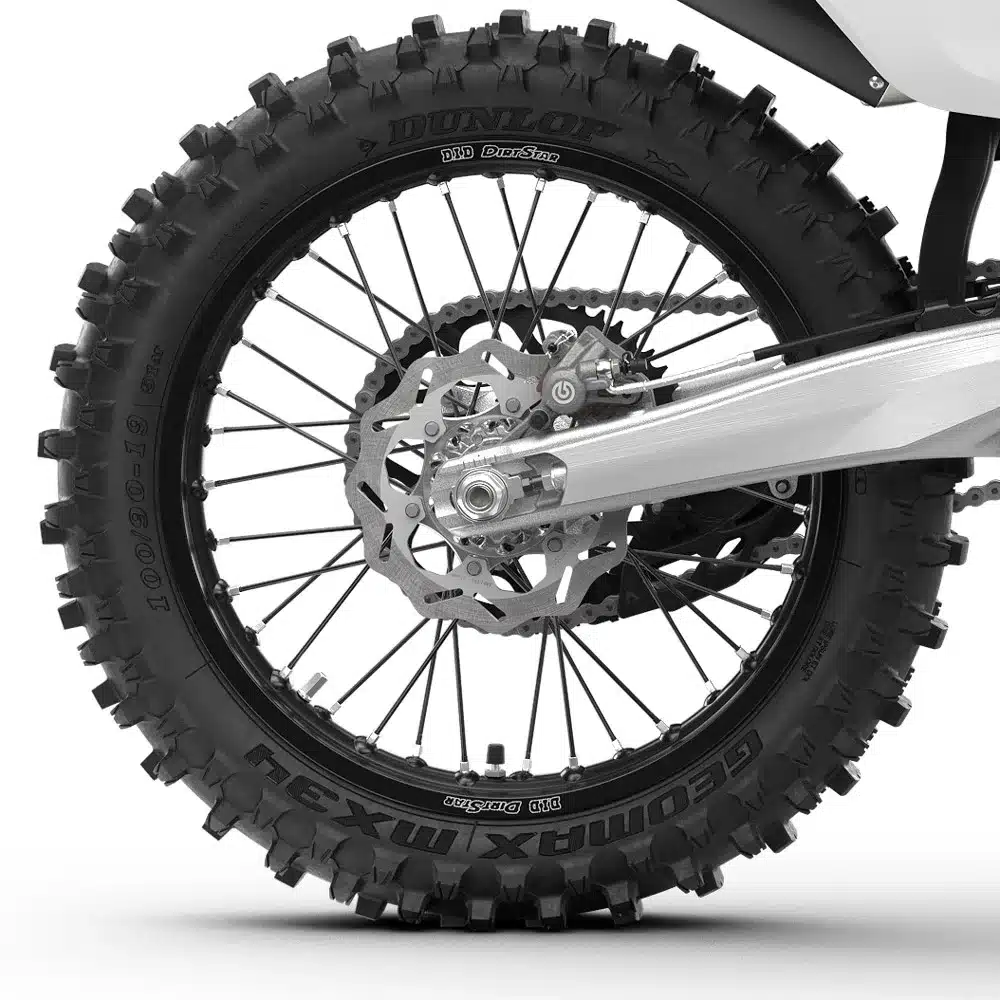 Hinterrad der Husqvarna FC 250 2027 mit grobstolligem Dunlop-Reifen, Brembo-Bremsscheibe und Kette