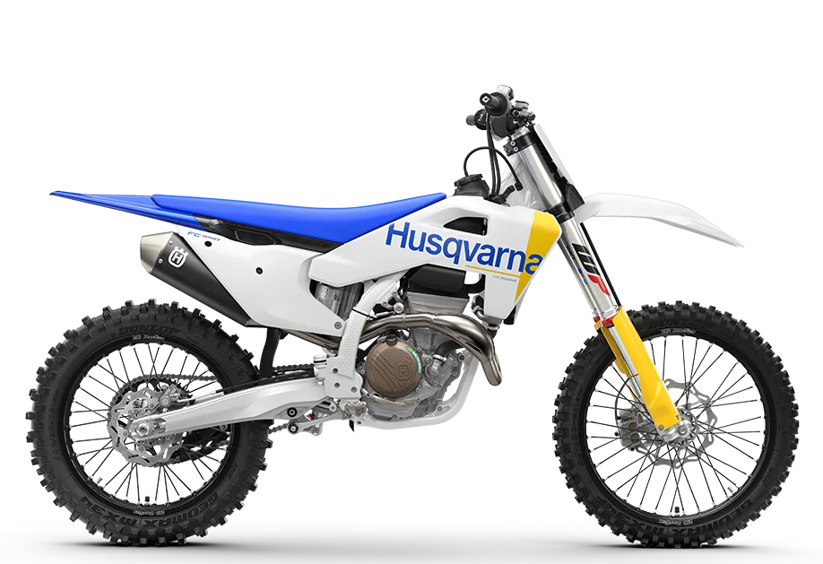 Husqvarna FC 350 2027 Motocross-Motorrad, Seitenansicht, weiß-blaues Bodywork, gelber Gabelschutz.