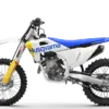 Husqvarna FC 350 2027 Motocross-Motorrad in Seitenansicht, weiß-blaues Design, gelbe Gabel, Offroad-Bereifung.