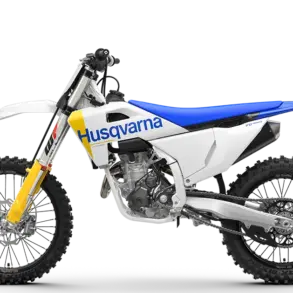 Husqvarna FC 350 2027 Motocross-Motorrad in Seitenansicht, weiß-blaues Design, gelbe Gabel, Offroad-Bereifung.