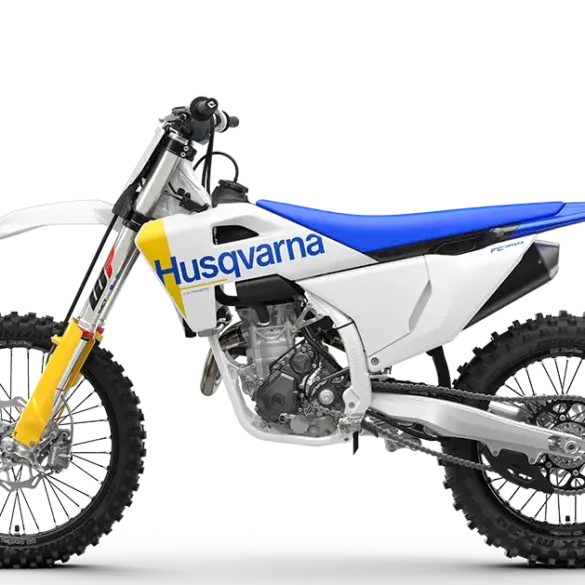 Husqvarna FC 350 2027 Motocross-Motorrad in Seitenansicht, weiß-blaues Design, gelbe Gabel, Offroad-Bereifung.