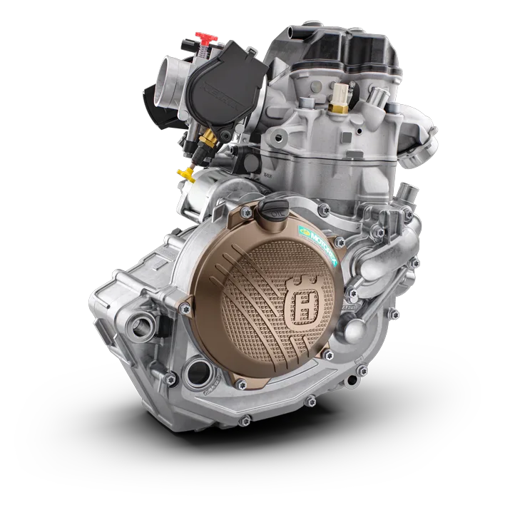 Motor der Husqvarna FC 450 2027 mit markanter Bronze-Motorgehäuseabdeckung
