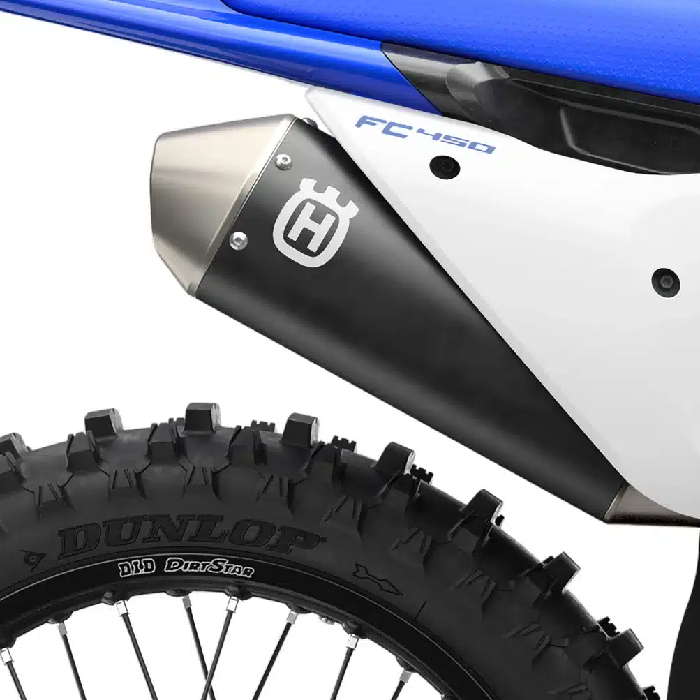 Auspuff und Hinterrad mit Dunlop-Reifen der Husqvarna FC 450 2027 im Detail