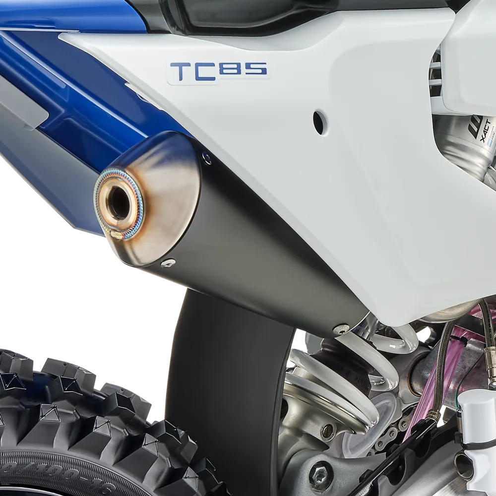 Auspuff und Federbein einer Husqvarna TC 85 17/14 aus der Nähe