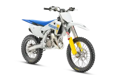 Motocross-Motorrad Husqvarna TC 85 17/14 in Seitenansicht vor weißem Hintergrund