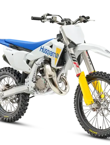 Motocross-Motorrad Husqvarna TC 85 17/14 in Seitenansicht vor weißem Hintergrund