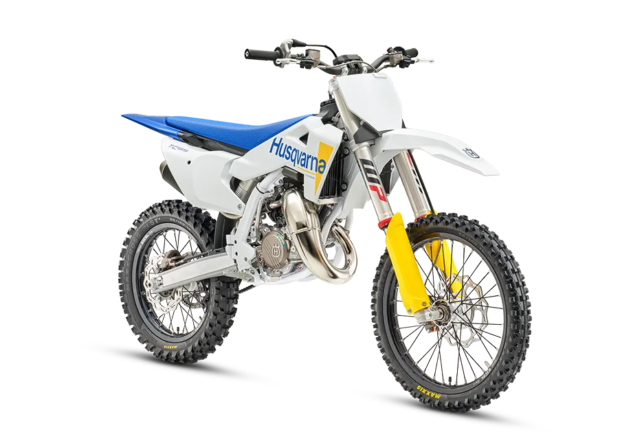 Motocross-Motorrad Husqvarna TC 85 17/14 in Seitenansicht vor weißem Hintergrund