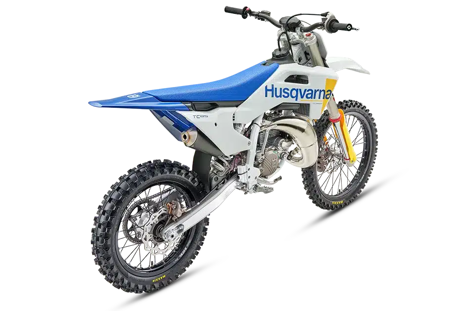 Motocross-Motorrad Husqvarna TC 85 17/14 in Seitenansicht von hinten